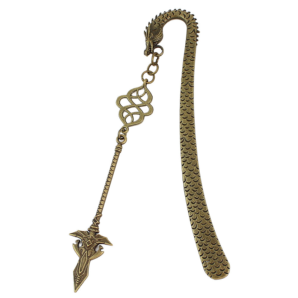 Zakładka do książki włócznia smok broń fantasy Zakładka do książki z antycznego brązu z motywem łusek smoka i zawieszką w kształcie dużej, zdobionej włóczni w stylu fantasy.