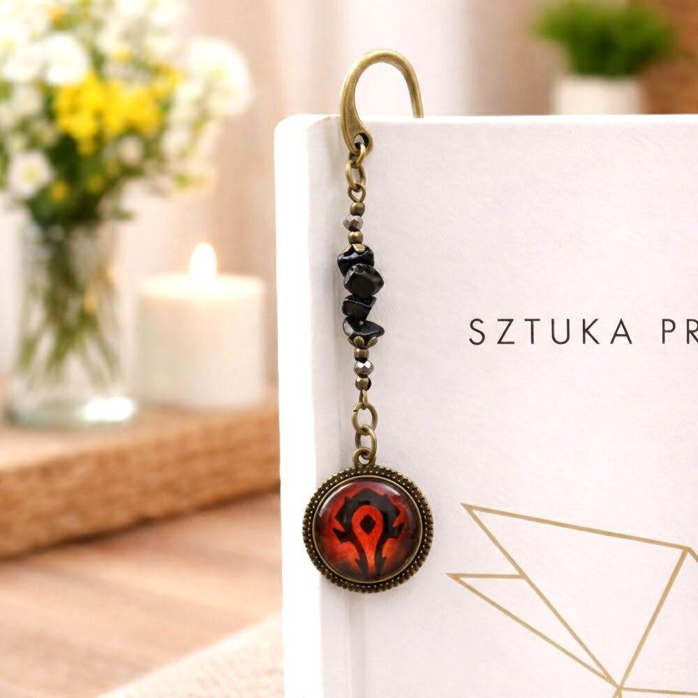 Zakładka do książki Horda World of Warcraft prezent Zakładka do książki w kolorze antycznego brązu z symbolem Hordy pod szklanym kaboszonem i bryłkami ciemnego kamienia Noc Kairu