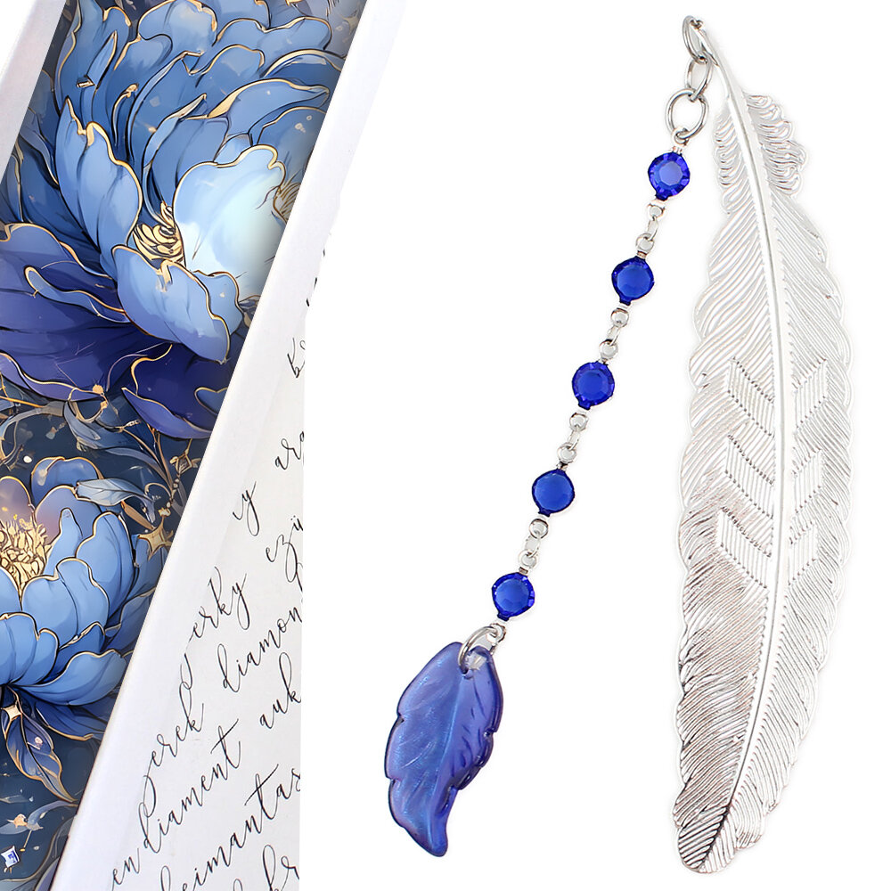 Cienka i lekka metalowa zakładka do książki w kształcie pióra, zdobiona wiszącą zawieszką z szafirowych szklanych kryształków i niebieskiego akrylowego listka, w ozdobnym pudełku. Cienka i lekka metalowa zakładka do książki w kształcie pióra, zdobiona wiszącą zawieszką z szafirowych szklanych kryształków i niebieskiego akrylowego listka, w ozdobnym pudełku.