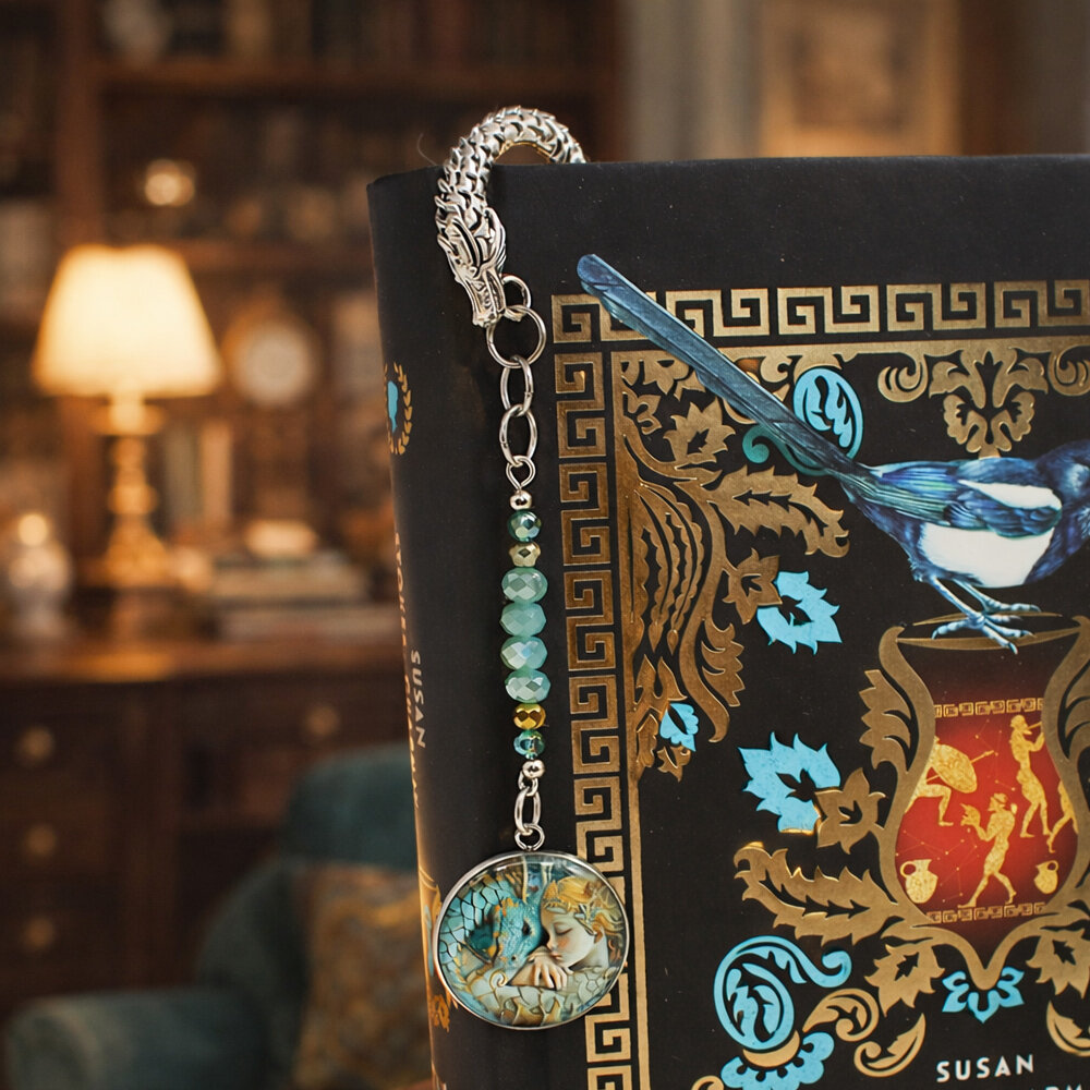 Zakładka do książki smok i księżniczka fantasy prezent rebrna zakładka do książki z trzonem w kształcie smoka, szklanymi kryształkami oraz zawieszką z grafiką śpiącej księżniczki i smoka