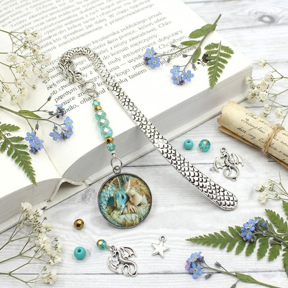 Zakładka do książki smok i księżniczka fantasy prezent rebrna zakładka do książki z trzonem w kształcie smoka, szklanymi kryształkami oraz zawieszką z grafiką śpiącej księżniczki i smoka