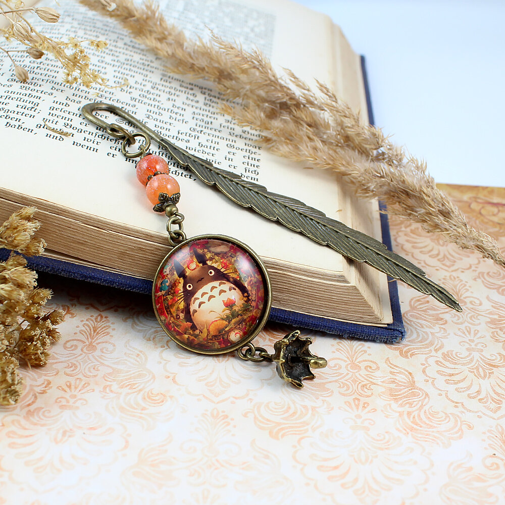 Zakładka do książki z antycznego brązu z motywem w kształcie sowy, małym listkiem i uroczym Duchem Lasu Totoro z parasolką pod szkłem.