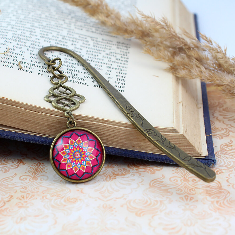 Zakładka do książki kolorowa mandala joga duchowość Zakładka do książki z antycznego brązu z niebieskimi koralikami i wielobarwną, harmonijną mandalą pod wypukłym szkiełkiem.