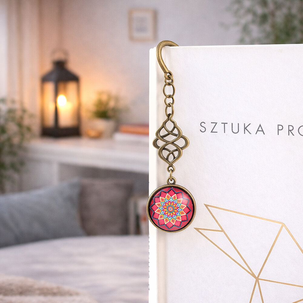 Zakładka do książki kolorowa mandala joga duchowość Zakładka do książki z antycznego brązu z niebieskimi koralikami i wielobarwną, harmonijną mandalą pod wypukłym szkiełkiem.