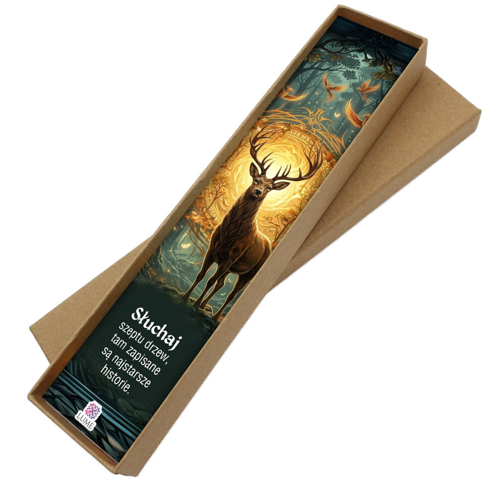 Zakładka do książki z antycznego brązu z ozdobnym falistym trzonem, zawieszką z piórkiem i ilustracją jelenia w ognistym lesie pod kaboszonem.