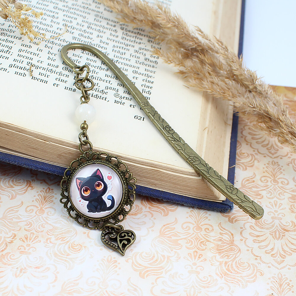 Zakładka do książki uroczy czarny kotek serce anime Zakładka do książki z antycznego brązu z kwiatowym trzonem, zawieszką z serduszkiem i uroczym czarnym kotkiem w stylu anime pod kaboszonem