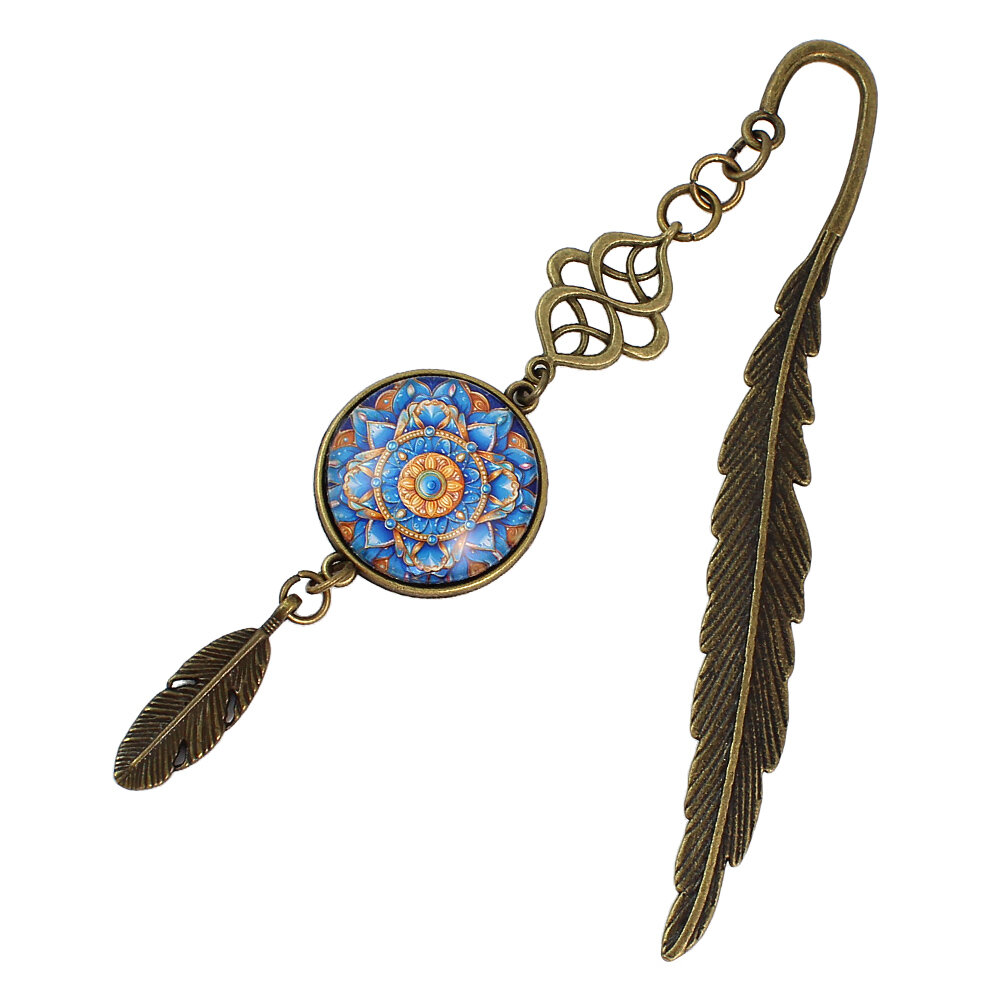 Zakładka do książki z antycznego brązu z wielobarwną mandalą o florystycznym kształcie zamkniętą pod szklanym kaboszonem na tle misternie rzeźbionej zawieszki.