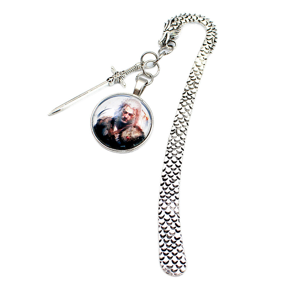 Zakładka do książki w kształcie smoka w kolorze antycznego srebra z grafiką czarownika/wojownika pod szklanym kaboszonem.