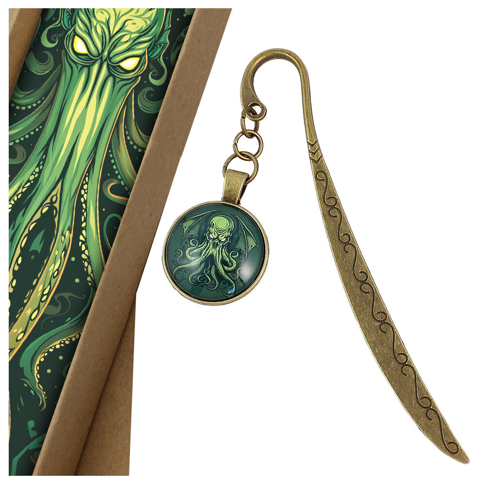 Zakładka do książki z antycznego brązu z graficznym przedstawieniem Przedwiecznego Cthulhu pod szklanym kaboszonem na tle zielonych odcieni.