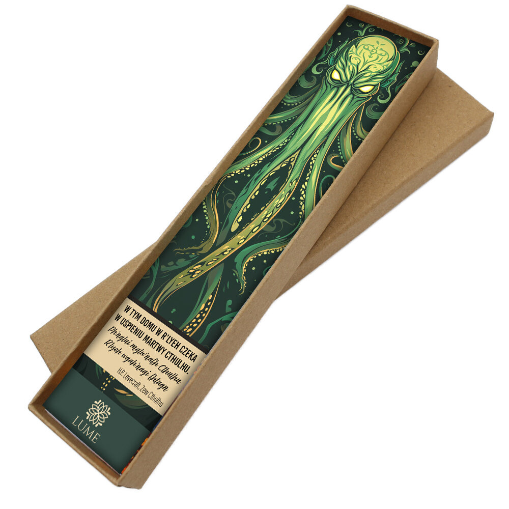 Zakładka do książki z antycznego brązu z graficznym przedstawieniem Przedwiecznego Cthulhu pod szklanym kaboszonem na tle zielonych odcieni.