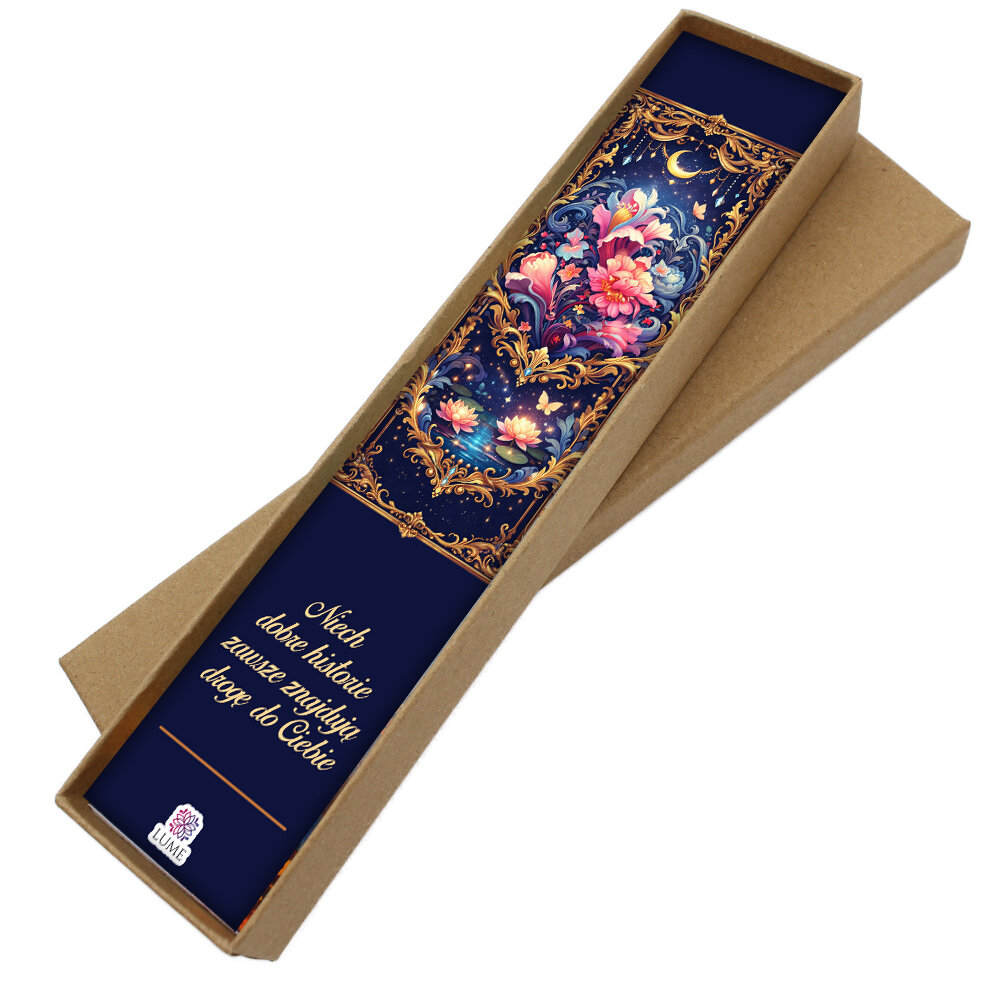 Zakładka do książki z antycznego brązu z niebieskim koralikiem i niebiesko-różowymi, kwitnącymi kwiatami pod szklanym kaboszonem.