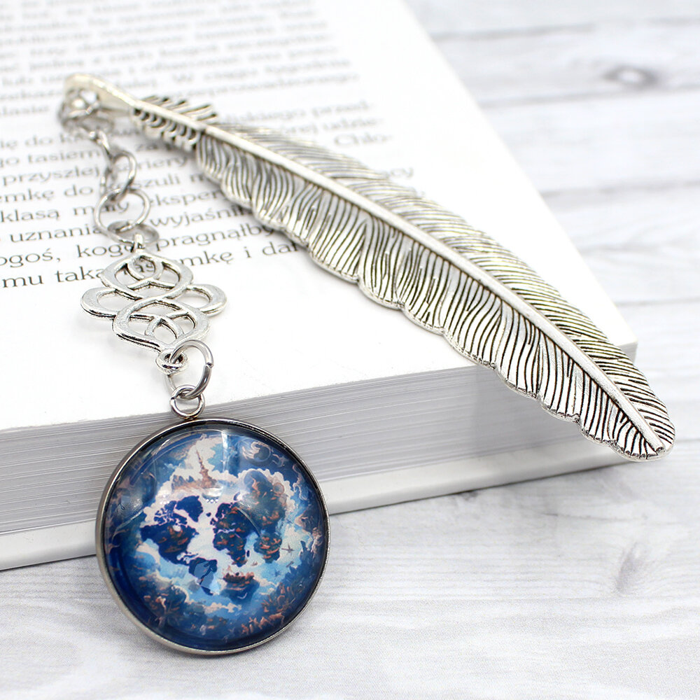 Zakładka do książki z białym kotem prezent dla kociary Srebrna zakładka do książki z metalowym trzonem w kwiaty i motyle, niebieskimi koralikami oraz zawieszką z autorską grafiką białego długowłosego kota