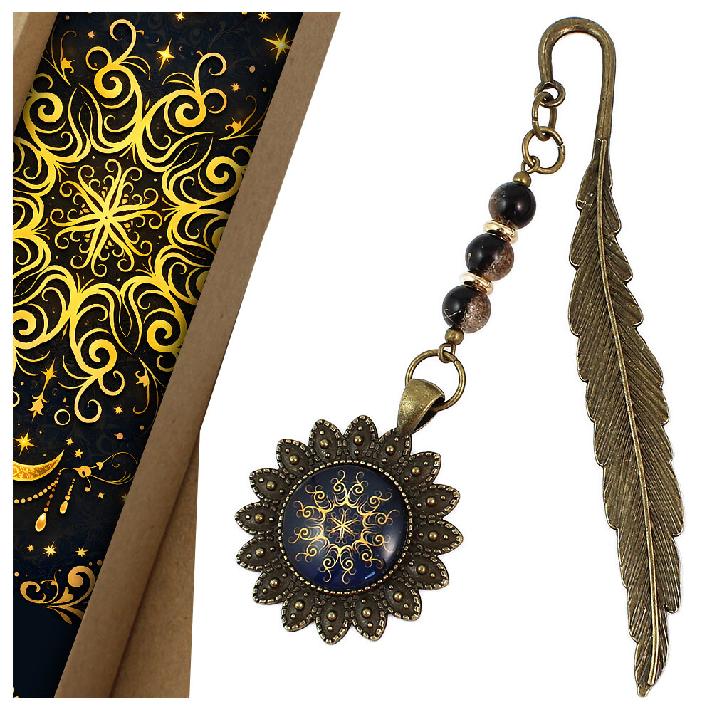 Zakładka do książki z antycznego brązu w kształcie pióra, z ozdobnymi koralikami oraz słoneczną, złotą mandalą na granatowym tle w oprawie z płatków
