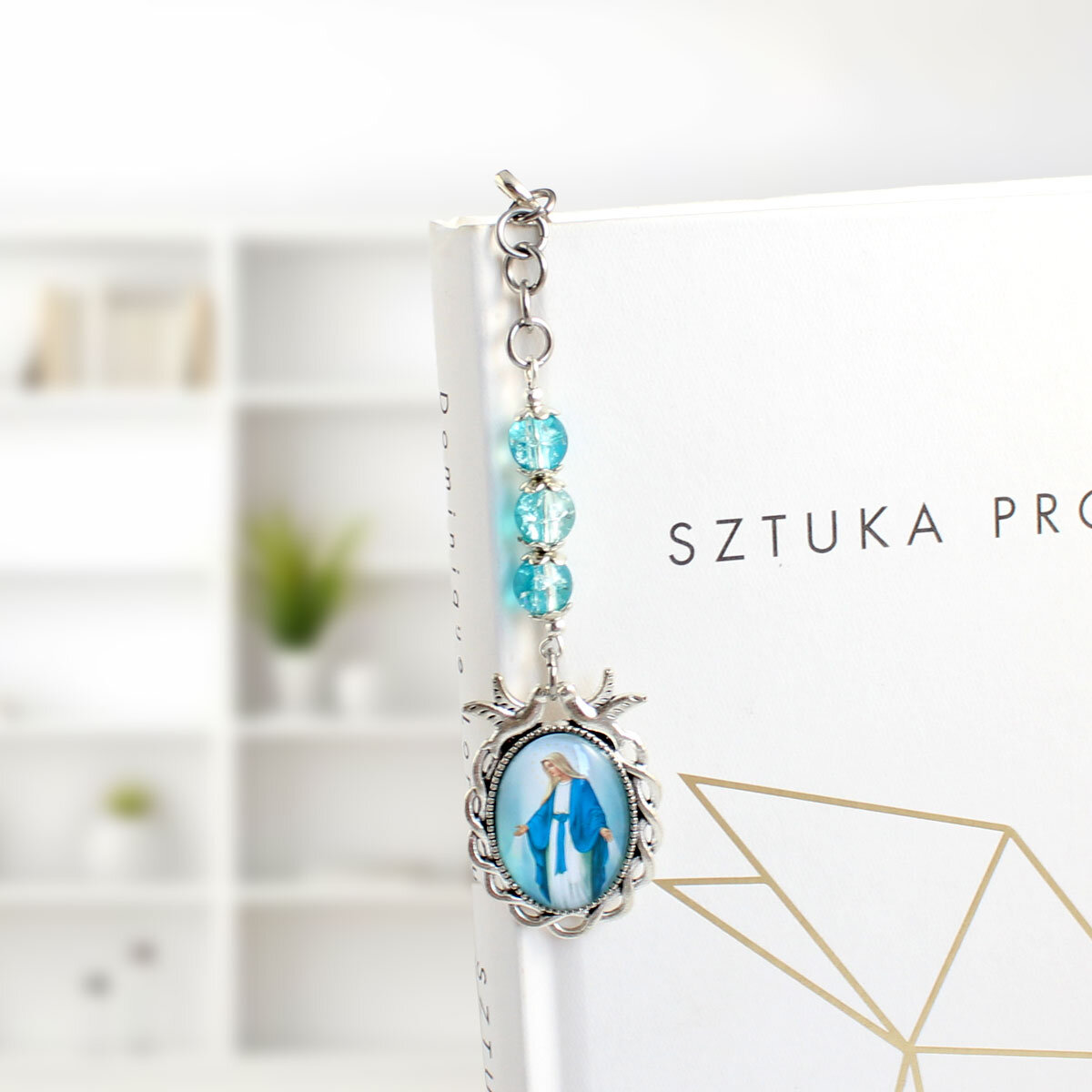 Zakładka do książki z Matką Bożą – prezent religijny Zakładka do książki z Matką Bożą i niebieskimi koralikami – Lume Design