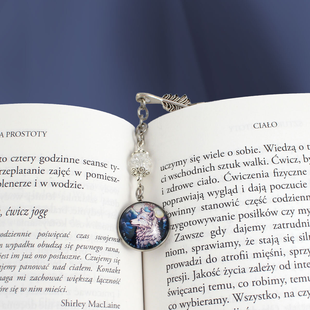 Zakładka do książki z wilkiem lodowy motyw zimowy szkło piórko Zakładka do książki z wilkiem – zimowy motyw – szkło i piórko