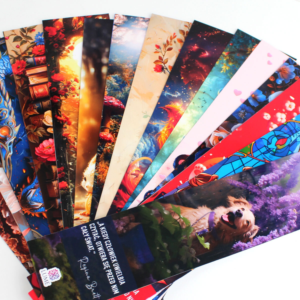 Zakładka do książki z białym kotem prezent dla kociary Srebrna zakładka do książki z metalowym trzonem w kwiaty i motyle, niebieskimi koralikami oraz zawieszką z autorską grafiką białego długowłosego kota