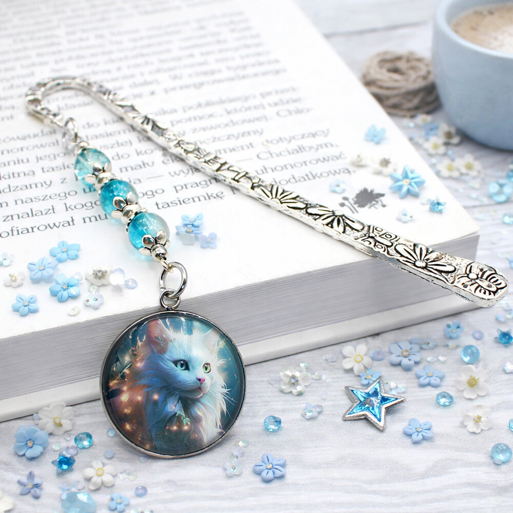 Zakładka do książki z białym kotem prezent dla kociary Srebrna zakładka do książki z metalowym trzonem w kwiaty i motyle, niebieskimi koralikami oraz zawieszką z autorską grafiką białego długowłosego kota