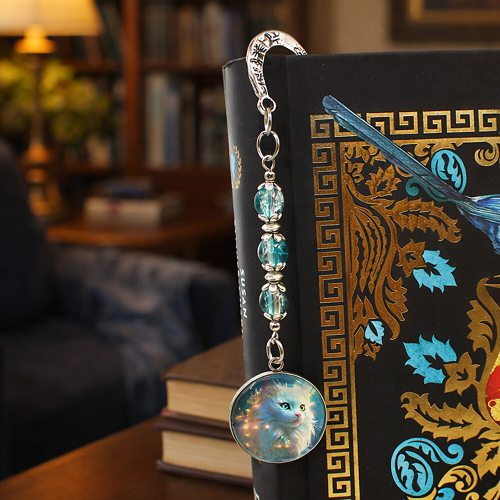 Zakładka do książki z białym kotem prezent dla kociary Srebrna zakładka do książki z metalowym trzonem w kwiaty i motyle, niebieskimi koralikami oraz zawieszką z autorską grafiką białego długowłosego kota