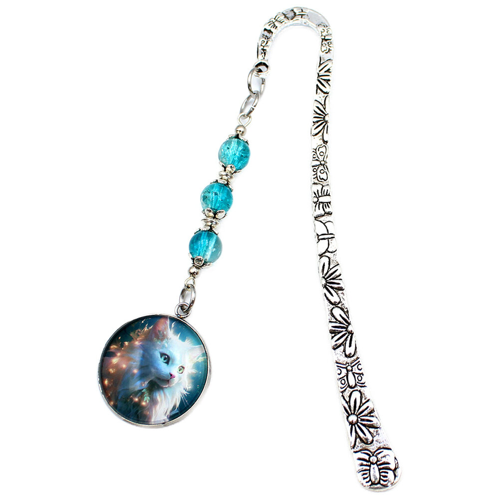 Zakładka do książki z białym kotem prezent dla kociary Srebrna zakładka do książki z metalowym trzonem w kwiaty i motyle, niebieskimi koralikami oraz zawieszką z autorską grafiką białego długowłosego kota