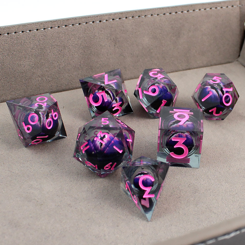 Zestaw 7 kości RPG z dymnej żywicy z ostrymi krawędziami i fioletowym okiem smoka w środku | Kości Liquid Core Violet Wyrm's Eye Lume Design Zestaw 7 kości RPG z dymnej żywicy z ostrymi krawędziami i fioletowym okiem smoka w środku | Kości Liquid Core Violet Wyrm's Eye Lume Design