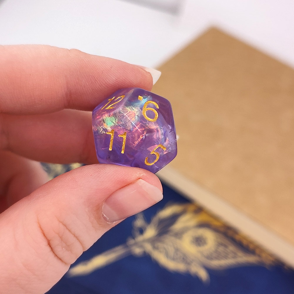 Kości Mystic Violet komplet ze złotymi cyframi Zestaw kości RPG Mystic Violet fioletowe holograficzne