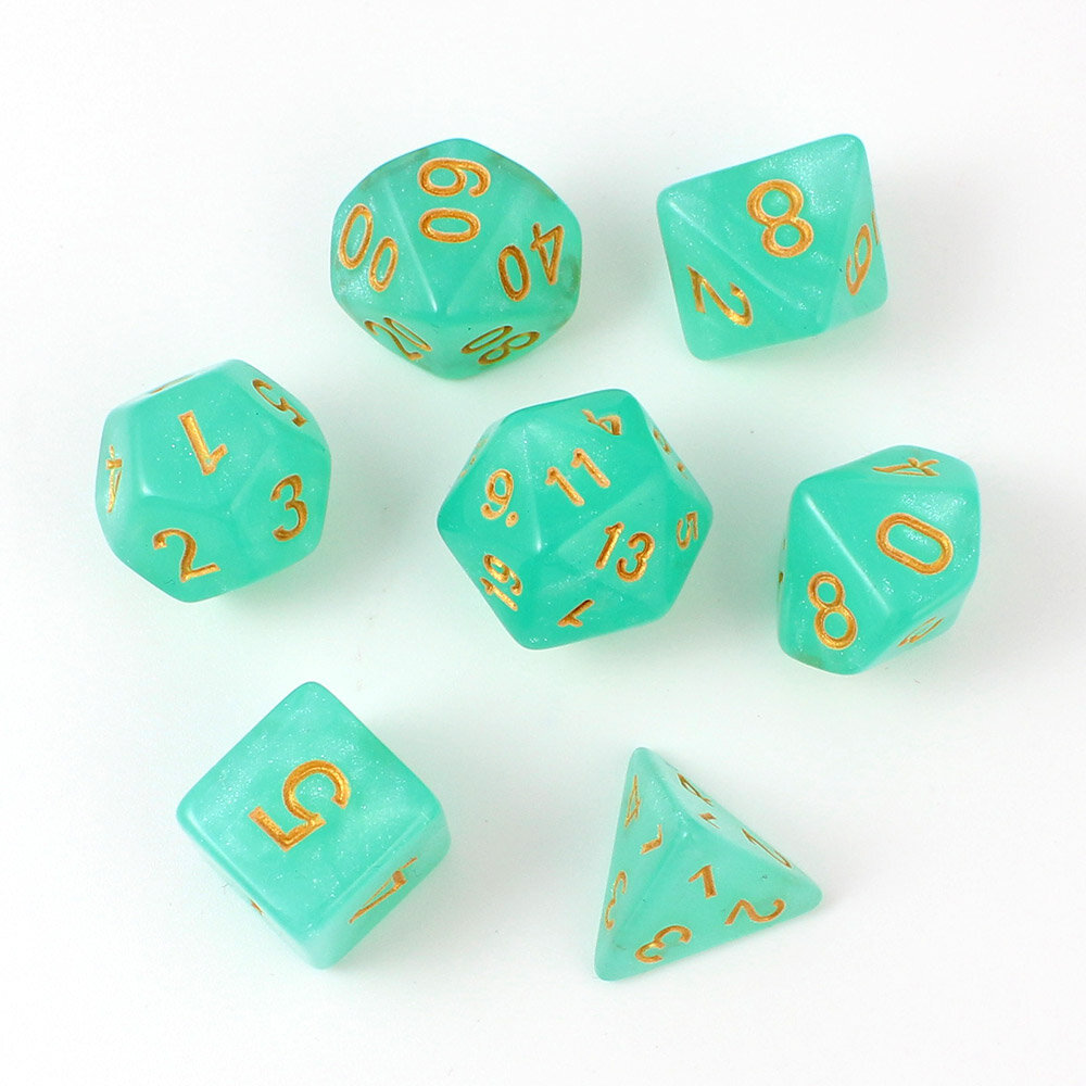 Turkusowe kości wielościenne do RPG ze złotymi cyframi i połyskiem.