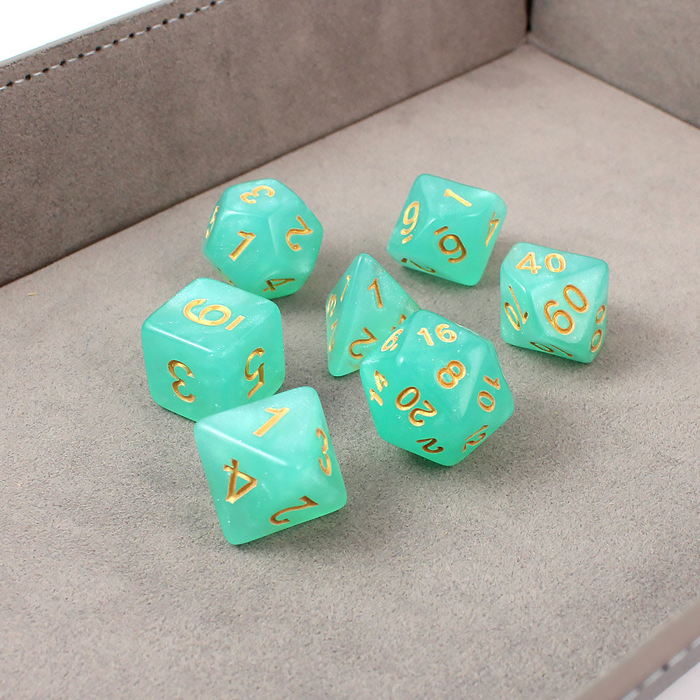 Turkusowe kości wielościenne do RPG ze złotymi cyframi i połyskiem.