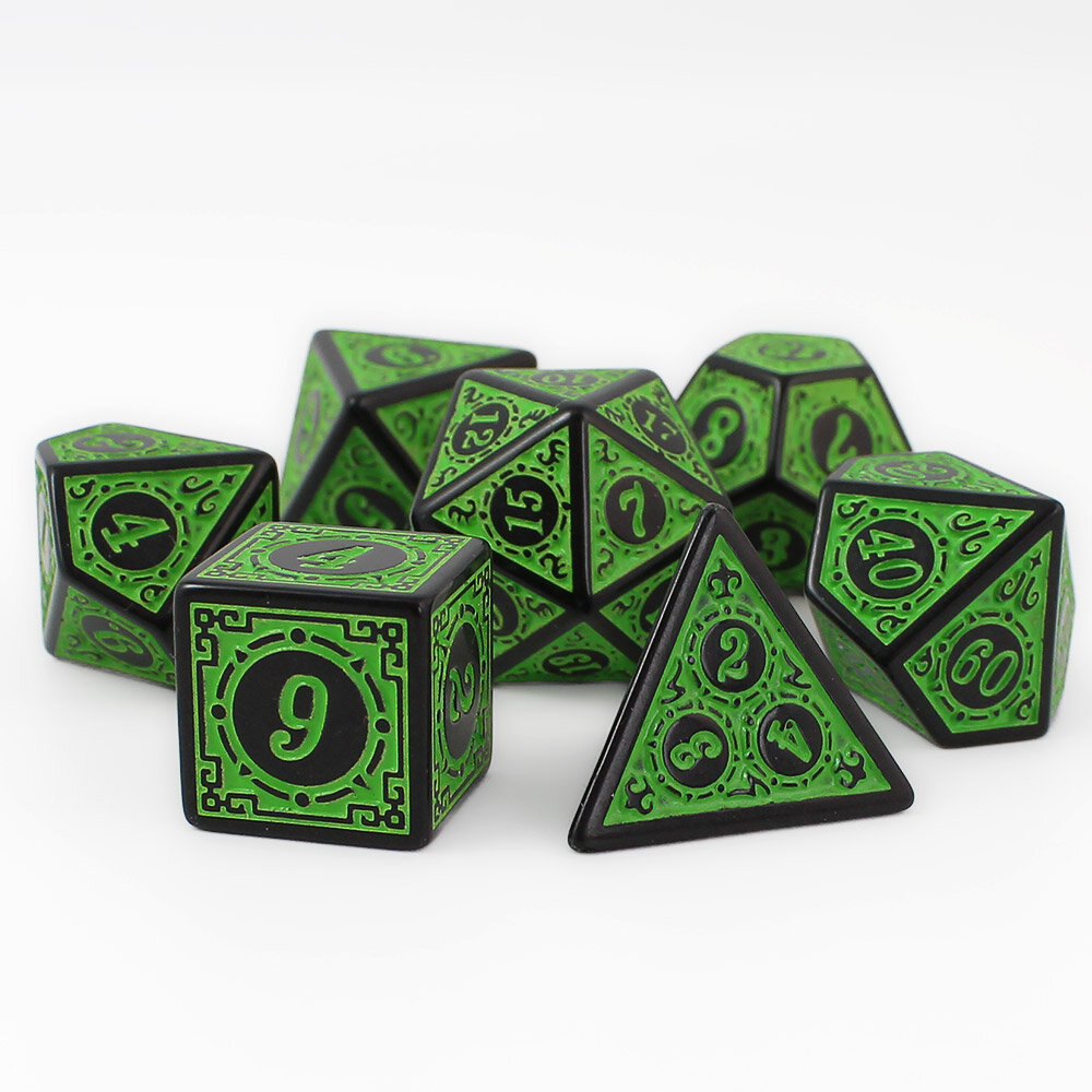 Zestaw czarno-zielonych kości RPG Verdant Arcane z ozdobnymi grawerowanymi ramkami.