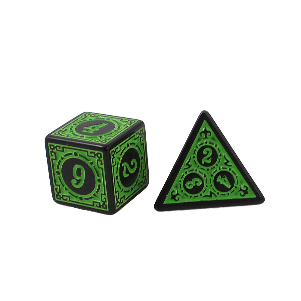 Zestaw czarno-zielonych kości RPG Verdant Arcane z ozdobnymi grawerowanymi ramkami.