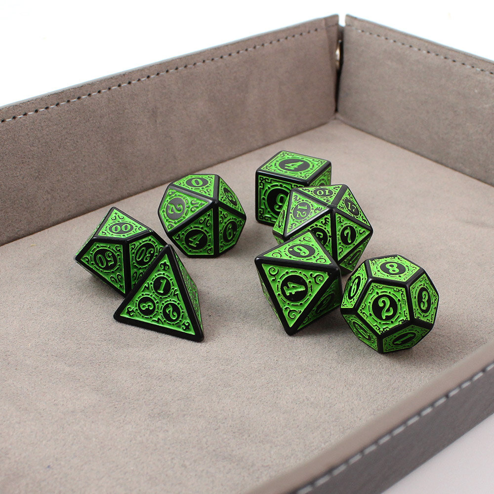 Zestaw czarno-zielonych kości RPG Verdant Arcane z ozdobnymi grawerowanymi ramkami.