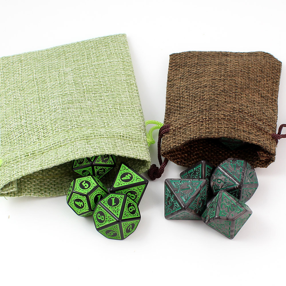 Zestaw czarno-zielonych kości RPG Verdant Arcane z ozdobnymi grawerowanymi ramkami.