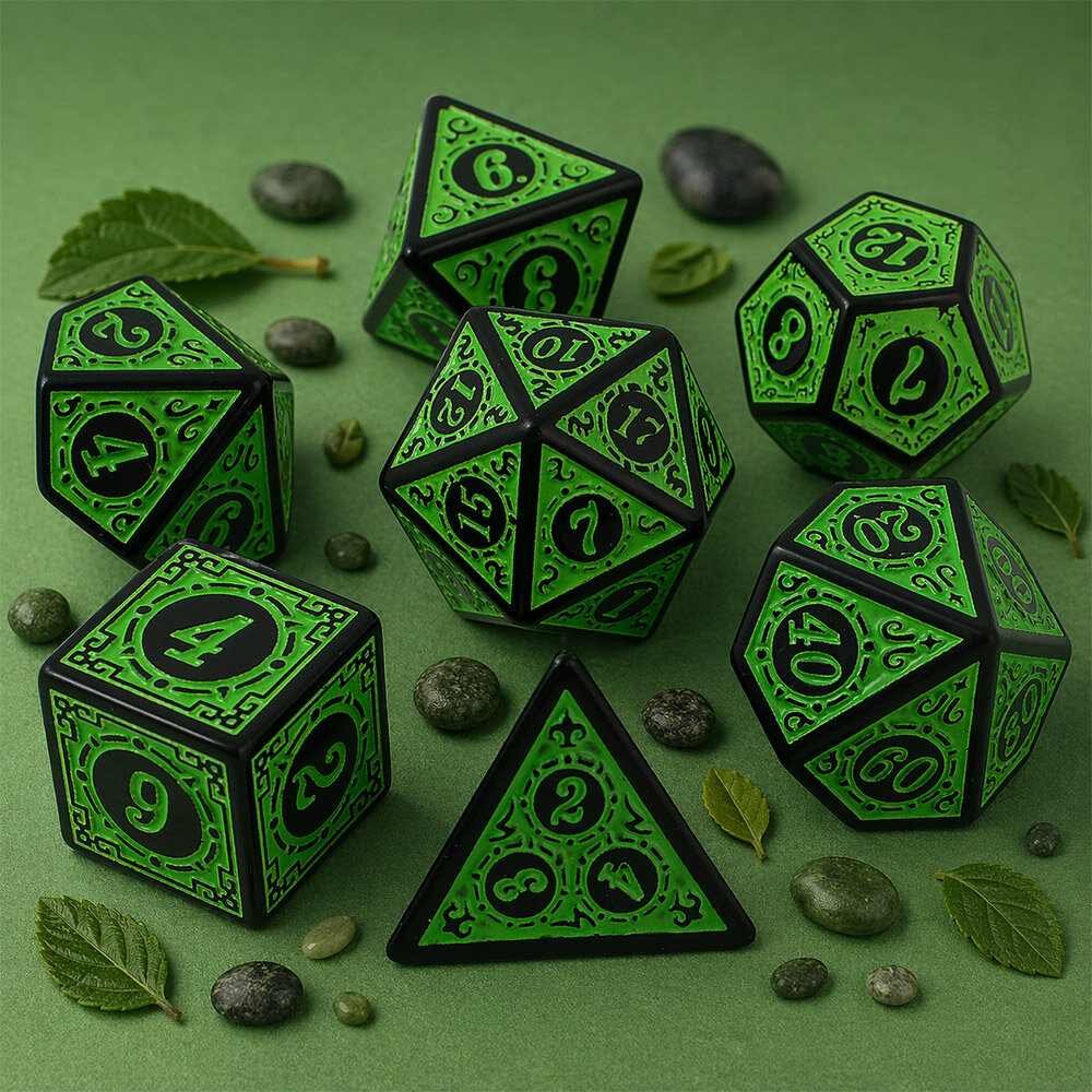Zestaw czarno-zielonych kości RPG Verdant Arcane z ozdobnymi grawerowanymi ramkami.