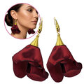 Długie, wiszące kolczyki w kształcie kwiatów uformowanych z burgundowej tkaniny ze złotym spiralnym stożkiem Długie, wiszące kolczyki w kształcie kwiatów uformowanych z burgundowej tkaniny ze złotym spiralnym stożkiem