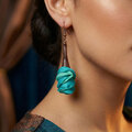 Długie turkusowe kolczyki kwiaty z miedzianym spiralnym wykończeniem Długie turkusowe kolczyki kwiaty z miedzianym spiralnym wykończeniem