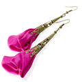 Długie satynowe kolczyki kwiaty w kolorze fuksji z ażurowym kielichem w odcieniu antycznego brązu. Długie satynowe kolczyki kwiaty w kolorze fuksji z ażurowym kielichem w odcieniu antycznego brązu.