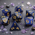 Zestaw 7 klasycznych akrylowych kości RPG w kolorze granatowym z brokatem i złotymi cyframi | Akrylowe Kości Sapphire Dust Lume Design