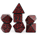 Zestaw 7 czarnych akrylowych kości RPG z czerwonymi runami, ramkami i cyframi | Akrylowe Kości Infernal Runes Lume Design Zestaw 7 czarnych akrylowych kości RPG z czerwonymi runami, ramkami i cyframi | Akrylowe Kości Infernal Runes Lume Design