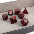 Zestaw 7 czarnych akrylowych kości RPG z czerwonymi runami, ramkami i cyframi | Akrylowe Kości Infernal Runes Lume Design Zestaw 7 czarnych akrylowych kości RPG z czerwonymi runami, ramkami i cyframi | Akrylowe Kości Infernal Runes Lume Design