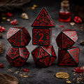 Zestaw 7 czarnych akrylowych kości RPG z czerwonymi runami, ramkami i cyframi | Akrylowe Kości Infernal Runes Lume Design Zestaw 7 czarnych akrylowych kości RPG z czerwonymi runami, ramkami i cyframi | Akrylowe Kości Infernal Runes Lume Design