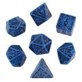 Zestaw 7 granatowych akrylowych kości RPG z czarnymi runami, ramkami i cyframi | Akrylowe Kości Abyssal Runes Lume Design