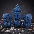 Zestaw 7 granatowych akrylowych kości RPG z czarnymi runami, ramkami i cyframi | Akrylowe Kości Abyssal Runes Lume Design
