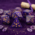 Zestaw 7 akrylowych kości RPG o zaokrąglonych krawędziach w kolorze fioletowym ze złotymi gwiazdkami | Akrylowe Kości Amethyst Stars Lume Design