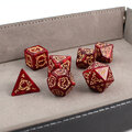 Zestaw 7 akrylowych kości RPG o zaokrąglonych krawędziach w kolorze czerwonego marmuru ze zdobieniami smoków | Akrylowe Kości Dragon's Ruby Lume Design