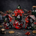 Zestaw 7 kości RPG z żywicy z ostrymi krawędziami w kolorze czarno-czerwonym z folią holograficzną | Kości RPG Void Reaper Lume Design