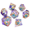 Zestaw 7 kości RPG z żywicy z ostrymi krawędziami imitujący kosmos z błękitnym płynnym wnętrzem i fioletowymi smugami | Kości Liquid Core Astral Nebula Lume Design