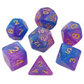 Zestaw brokatowych kości RPG Astro Dust w kolorach niebieskim i fioletowym ze złotymi cyframi.