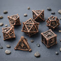 Zestaw 7 metalowych kości RPG w kolorze oksydowanej miedzi z rzeźbieniami | Metalowe Kości Ancient Copper Dragon