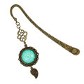 Zakładka do książki z antycznego brązu o falistym trzonie, z ozdobnym koralikiem i uspokajającą, turkusową mandalą pod szklanym kaboszonem. Zakładka do książki z antycznego brązu o falistym trzonie, z ozdobnym koralikiem i uspokajającą, turkusową mandalą pod szklanym kaboszonem.