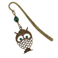 Zakładka do książki z antycznego brązu w kształcie pióra z zawieszką przedstawiającą uroczo wyrzeźbioną sowę i akrylowy listek.