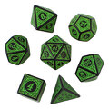 Zestaw czarno-zielonych kości RPG Verdant Arcane z ozdobnymi grawerowanymi ramkami.